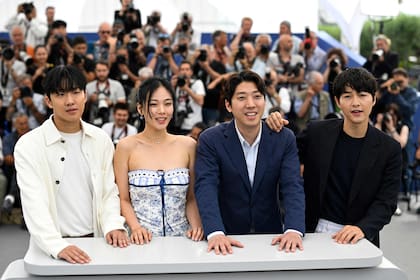 Los actores Hong Sa-Bin, Kim Hyung-Seo y Song Joong-Ki junto al director Kim Chang-Hoon posaron frente a los flashes del photocall de la película Hwa-Ran (Hopeless)
