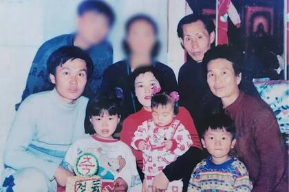 Songmi con sus padres y otros familiares cuando era niña