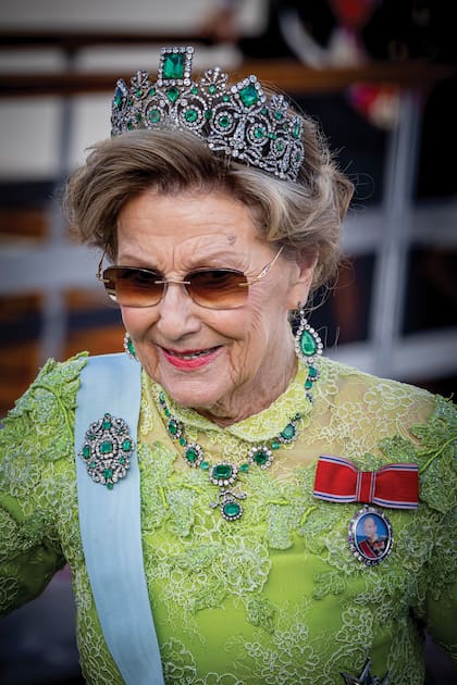 Sonia de Noruega fue una de las royals que recicló una de las mejores piezas de su armario: un vestido de tafetán en verde lima con bordados a mano. Aunque lo más llamativo de su estilismo fue el conjunto de tiara, pendientes, collar y broche de esmeraldas y diamantes del joyero real que se cree puede haber sido el regalo de bodas que el emperador Napoleón le obsequió a su nuera, la princesa Augusta de Baviera, en 1806
