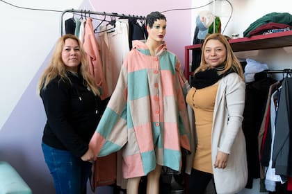 Sonia (izquierda) junto a una compañera de la cooperativa y una de las prendas que se exhibieron en la Argentina Fashion Week