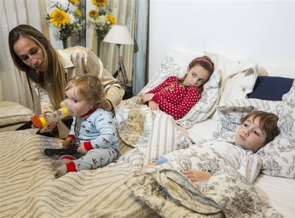 Sonia Mibelli tiene a sus dos hijos mayores, Mateo y Paz, con faringitis y a Pedro con un cuadro bronquial