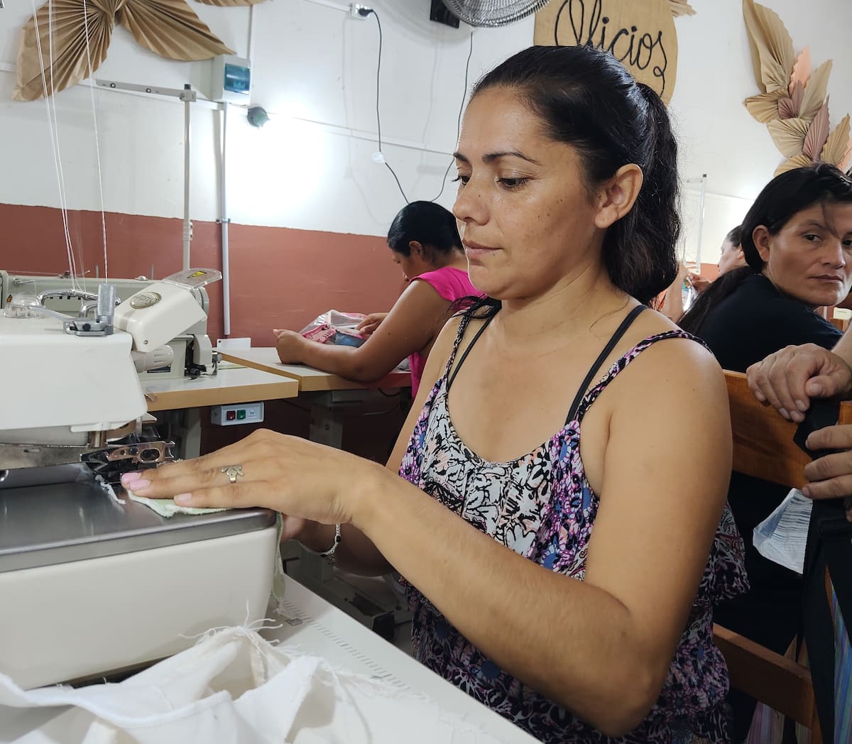 Creció en un lugar donde casi no hay trabajo para ninguna mujer, pero una oportunidad le cambió la vida: algunas de sus prendas se venden a Europa