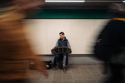Sonidos de bandoneón en la Estación 9 de Julio, por Nicolás Ferreyra