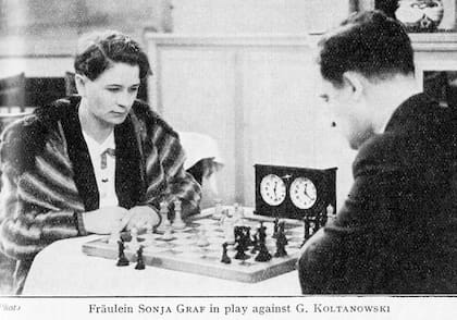 Sonja Graf en una partida contra Koltanowski