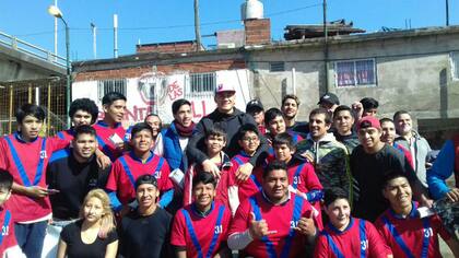 Sonny Bill Williams con los jugadores de Villa 31 Rugby club