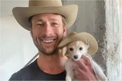 Sonríe, Glen Powell junto a su perro Brisket