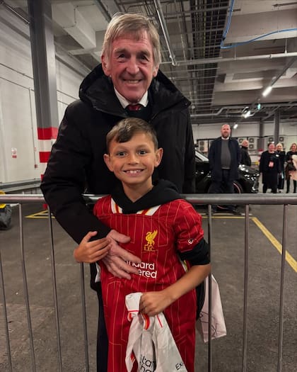 Sonríe Rocco: la foto con Kenny Dalglish, una leyenda del fútbol inglés
