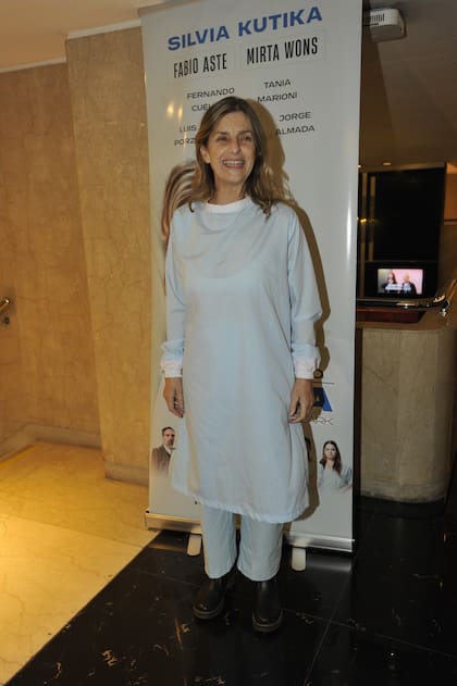 Sonríe, Silvia Kutika tras la función de prensa de Al fin y al cabo es mi vida, en el Teatro Metropolitan