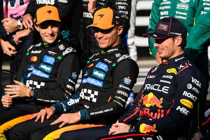 Sonríen Oscar Piastri, el flamante campeón Lando Norris y Max Verstappen: los tres pilotos definieron el campeonato en Abu Dhabi y el británico destronó a MadMax