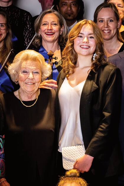 Sonriente, Ariane posa junto a su abuela, la princesa Beatriz.