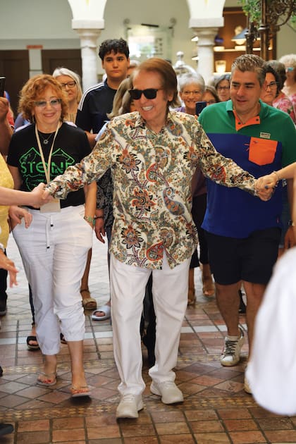 Sonriente, caminando a paso firme
y rodeado del cariño de su público,
Raphael sale del hotel en donde
se alojó en Mérida, España.
