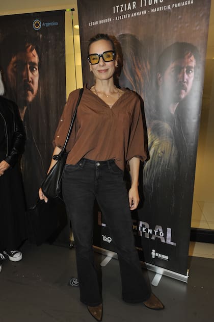 Sonriente, Cardinali optó por un look muy otoñal: blusa suelta en tono tabaco, jean negro estilo oxford, botas y lentes ahumados