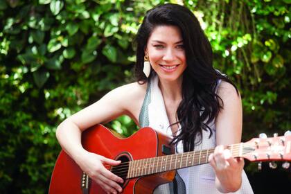 Sonriente, con su inseparable guitarra, regalo de su primer profesor, el músico Ulises Butrón. Mientras prepara su próximo show, comparte uno de sus deseos para 2017: “Me gustaría viajar porque hace años no lo hago. Cuando terminé Herederos de una venganza, armé la mochila y me fui al Amazonas. Sola