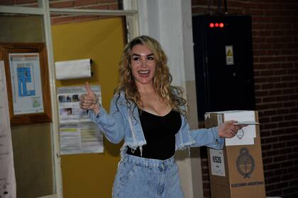 Sonriente, Fátima Florez fue captada por los flashes mientras emitía su voto