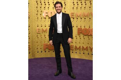 Sonriente. Kit Harington, al pasar por la alfombra lució relajado
