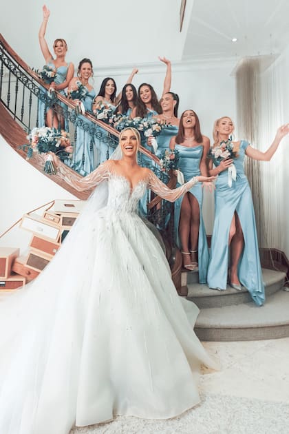 Sonriente, la novia junto a sus damas de honor. De abajo hacia arriba: Paris Hilton, Anitta, Isabela Grutman, Isadora Figueroa (prima de Lele, hija de Chayanne), la influencer Nicole García, Kimberly Loaiza, Adriana Vivas y Hanna Stocking.