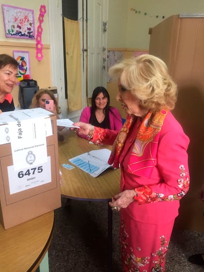 Sonriente, Mirtha Legrand dejó su voto en la urna