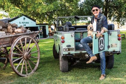 Sonriente, Pancho posa junto a Crack en su Land Rover modelo 80.