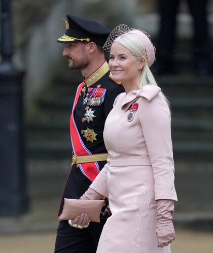 Sonriente para la foto, fue otra de las royals que apostó por el color de la temporada con un vestido de Peter Dundas, stilettos Louboutin, clutch VBH en cocodrilo también rosa y guantes largos.