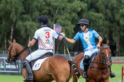 Sonriente, "Toly" Ulloa choca manos con James Harper; Argentina fue muy superior a Inglaterra, y ambos equipos rindieron por fuera de sus valorizaciones, pero en sentidos opuestos.