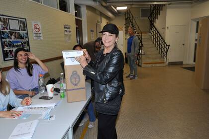 Sonriente y cancherísima, Marcela Tinayre eligió un look total black para ir a votar