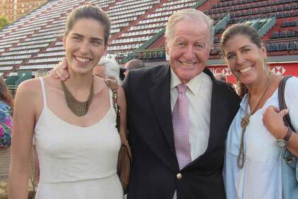 Sonriente y rodeado por su nieta, Candelaria Maclean, y su hija, Marina.