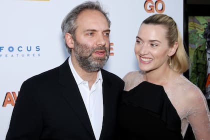 Sonrientes. Kate Winslet junto a su por entonecs marido, el director Sam Mendes, en la première del film Away We Go en Nueva York.
