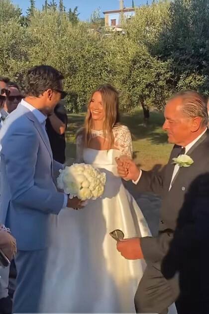 Sonrientes –Pico sostiene el ramo de peonias de la novia– junto al padre de Diana, el empresario Anestis Arnopoulos.