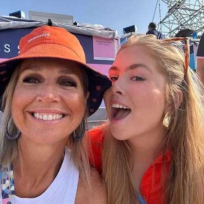 Sonrientes y lejos de los protocolos, la reina consorte y su heredera, la princesa Amalia, sorprendieron al mundo al compartir su selfie