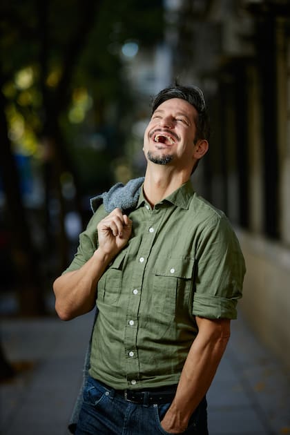 Sonrisa franca en el hombre de 50 años que formó parte de grandes musicales como Mi bella dama o Jazz, swing, tap