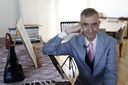 Sonrisa franca la del periodista que también ha publicado varios ensayos sobre temas que hacen dialogar la historia y la coyuntura del país y el mundo