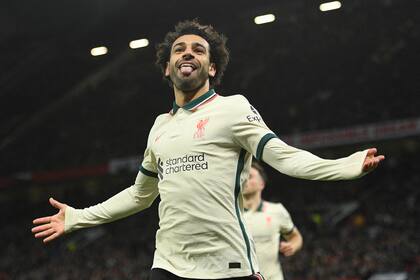 Sonrisa y lengua afuera: un clásico de Liverpool y de Mohamed Salah, que le marcó tres a Manchester United en Old Trafford (Photo by Oli SCARFF / AFP)