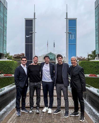 Sonrisas de Diego Milito, el presidente, con las autoridades de Nike