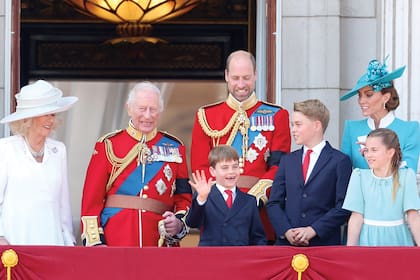 Sonrisas en el balcón del Palacio de Buckingham. Los reyes Camilla y Carlos junto a William y Kate con sus tres hijos. En el centro, el príncipe Louis, que se ganó el aplauso de la multitud con sus gestos espontáneos.