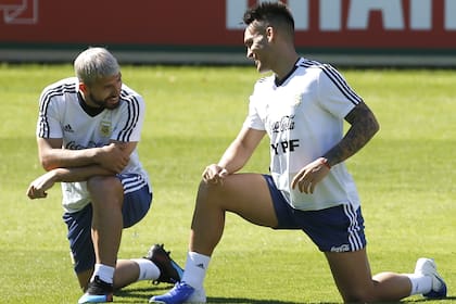 Sonrisas entre el enroque más discutido de las últimas horas en la selección: sale el histórico Agüero y entra Lautaro Martínez, la savia nueva, goleador del ciclo Scaloni con 4 tantos