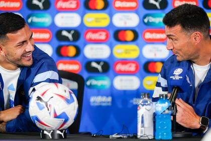 Sonrisas entre Leandro Paredes y Lionel Scaloni durante una conferencia de prensa en plena Copa América 2024
