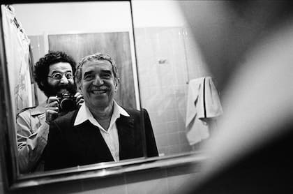 Sonrisas generosas y complicidad frente al espejo, con Gabo