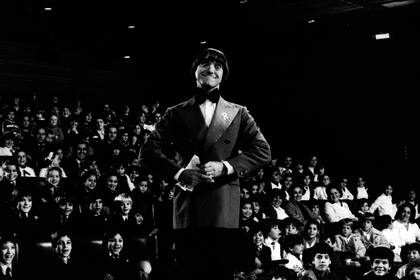 Sonrisas plenas en la platea infantil; Carlitos y su público