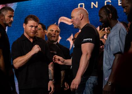 Sonrisas y advertencias durante el cara a cara de la presentación de la pelea entre Canelo Álvarez y Terence Crawford