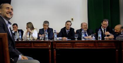 Sonrisas y caras serias se alternaron en la reunión del peronismo en el Senado; allí clausuraron el debate de la reforma