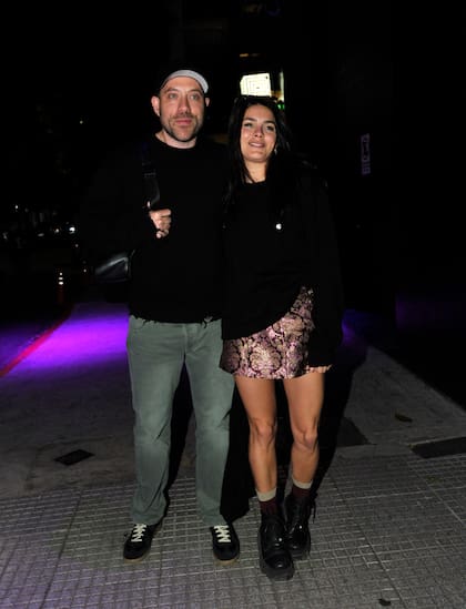 Sonrisas y complicidad: la pareja posó para las cámaras en el teatro
