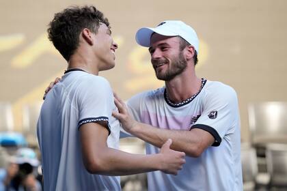 Sonrisas y felicitaciones entre los estadounidenses Ben Shelton y Tommy Paul, tras los cuartos de final del Australian Open 