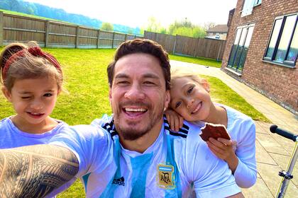 Sony Bill Williams, en su casa con sus hijas durante la cuarentena, con la camiseta de la selección argentina de fútbol