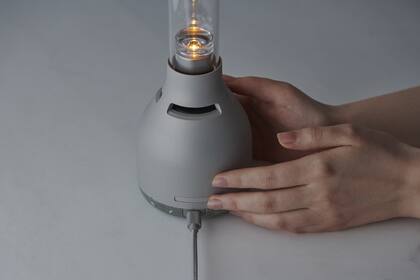 Sony ha presentado un nuevo altavoz inalámbrico de la familia Glass Sound, un equipo portátil que incorpora un tweeter de cristal orgánico con tres actuadores y un modo de luz que simula la iluminación de una vela