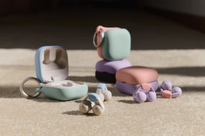 Sony presentó sus auriculares de diseño abierto LinkBuds Clip, con forma de C, que se enganchan al cartílago de la oreja