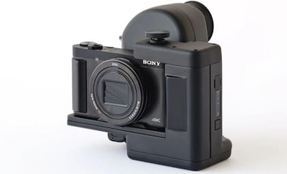Sony y QD Laser presentaron un kit de cámara de proyección de retina que ayuda a las personas con discapacidad visual a hacer fotografías gracias al visor Retissa Neoviewer de QD Laser