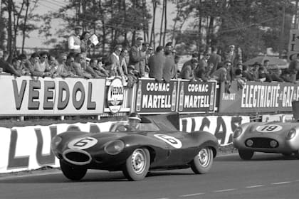 Mike Hawthorn (Jaguar) marcha delante de Juan Manuel Fangio (Mercedes) en la carrera trágica de 1955; el británico hará la maniobra que desatará el desastre y ganará tras la deserción del argentino por orden de su equipo.