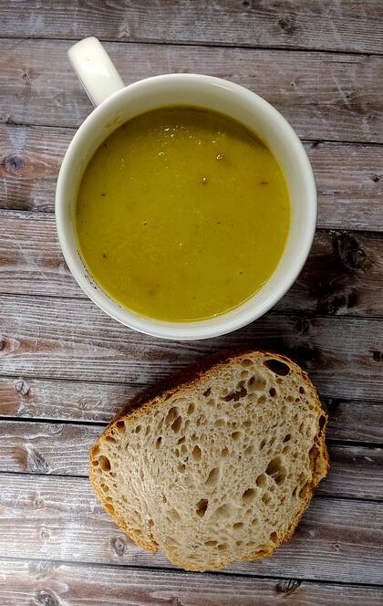 Sopa Bar es un microemprendimiento artesanal que desde el barrio de Coghlan envía unas preciosas botellas de vidrio rebosantes de sopas caseras.