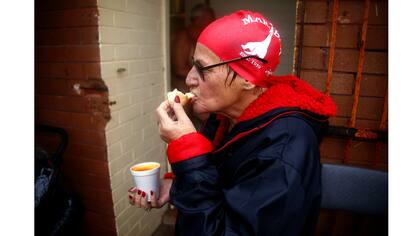 sopa caliente y pan en la sede del club después de competir en una carrera en la playa de Maroubra