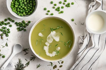 Sopa crema de arvejas con toque de hierbas y yogur natural